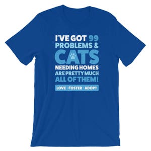 Puede incluir: Camiseta azul con un gr&aacute;fico blanco que dice "Tengo 99 problemas & gatos que necesitan hogar, son casi todos! Amar, acoger, adoptar"