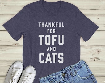 Vegan Thanksgiving Shirt, Grateful for Tofu and Cats Shirt Unisex : camisa de tofu, camiseta vegana de acción de gracias, camiseta de los amantes de los gatos, camiseta de tofu