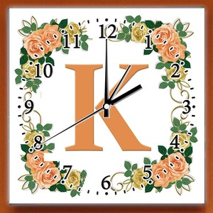 Può includere: Un orologio quadrato bianco con accenti floreali arancioni e una grande lettera K arancione al centro. Il quadrante dell'orologio ha lancette nere e indici orari romani neri.