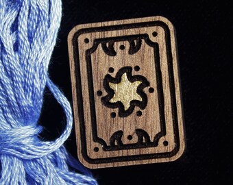 The Sun - Tarot Inspired Wooden Needle Minder - Cross Stitch e Accessorio ricamo
