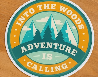 Sticker Into the Woods – Adventure is Calling, vinylsticker voor wandelen in de natuur, waterdichte buitensticker voor waterflessen, tijdschriften, laptops