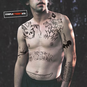 Puede incluir: Una persona con múltiples tatuajes temporales, incluyendo una calavera, la palabra "JOKER" y la frase "HA HA HA". Los tatuajes en blanco y negro cubren el pecho, el brazo y el estómago. La imagen incluye el texto "COSPLAY TEMP TATS".