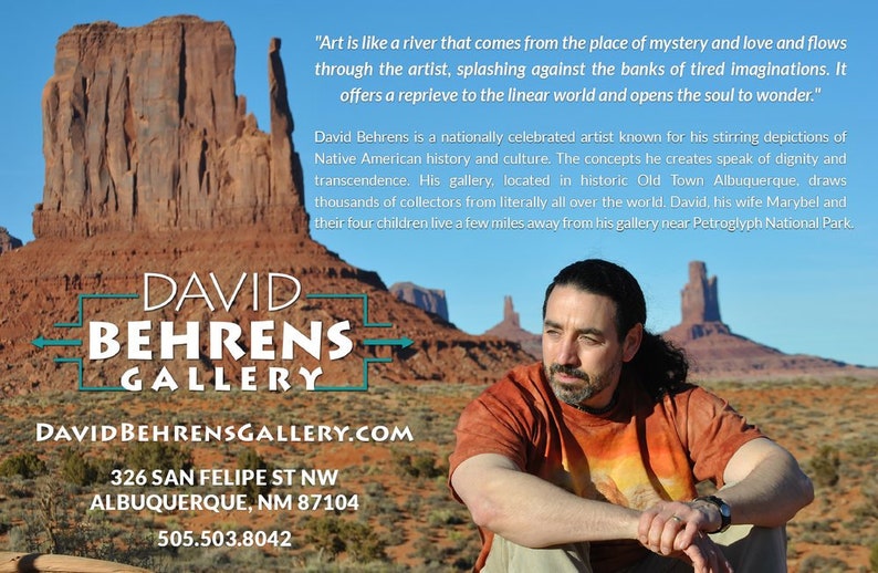 Op de afbeelding: Een rood, wit en blauw bord met de tekst "DAVID BEHRENS GALLERY" in wit. Het bord staat voor een rode rotsformatie. De tekst "DAVIDBEHRENSGALLERY.COM", "326 SAN FELIPE ST NW", "ALBUQUERQUE, NM 87104" en "505.503.8042" staat ook op het bord.