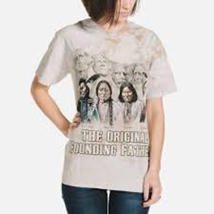 Op de afbeelding: Een wit tie-dye T-shirt met een grafische print van zes gezichten van Amerikaanse indianen. De tekst "The Original Founding Fathers" is onder de print gedrukt.
