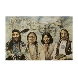 Op de afbeelding: Een schilderij dat vier inheemse Amerikaanse mannen toont die voor een gebeeldhouwde berghelling staan met de gezichten van vier presidenten. De mannen dragen traditionele kleding en hebben serieuze gezichtsuitdrukkingen.