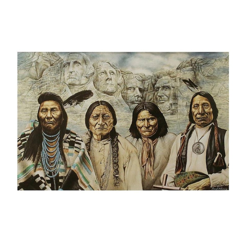 Op de afbeelding: Een schilderij dat vier inheemse Amerikaanse mannen toont die voor een gebeeldhouwde berghelling staan met de gezichten van vier presidenten. De mannen dragen traditionele kleding en hebben serieuze gezichtsuitdrukkingen.