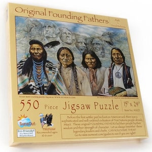 Pu&ograve; includere: Un puzzle da 550 pezzi con un dipinto di quattro uomini nativi americani. La scatola del puzzle &egrave; dorata con un'immagine del puzzle completo e il titolo "Original Founding Fathers" di David Behrens. Il puzzle misura 38 cm per 61 cm ed &egrave; ecologico.