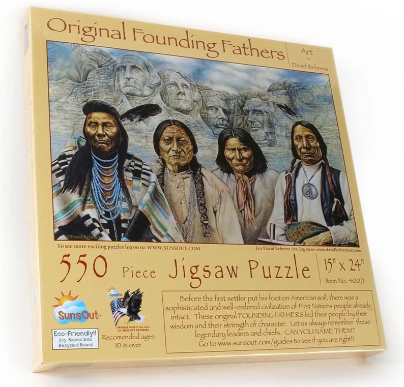 Pu&ograve; includere: Un puzzle da 550 pezzi con un dipinto di quattro uomini nativi americani. La scatola del puzzle &egrave; dorata con un'immagine del puzzle completo e il titolo "Original Founding Fathers" di David Behrens. Il puzzle misura 38 cm per 61 cm ed &egrave; ecologico.