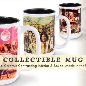 Pu&ograve; includere: Tre tazze in ceramica con interni neri a contrasto. Ogni tazza presenta un diverso design colorato con temi nativi americani. Le tazze hanno una capacit&agrave; di 15 once e sono confezionate. "COLLECTIBLE MUG" e "15 oz. Ceramic Contrasting Interior & Boxed. Made in the USA" sono stampati nella parte inferiore dell'immagine.