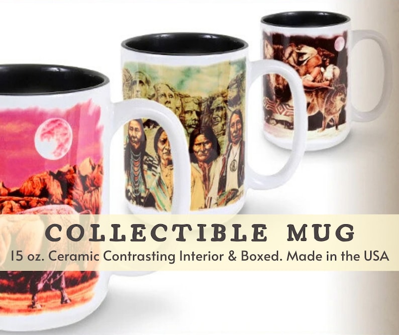Pu&ograve; includere: Tre tazze in ceramica con interni neri a contrasto. Ogni tazza presenta un diverso design colorato con temi nativi americani. Le tazze hanno una capacit&agrave; di 15 once e sono confezionate. "COLLECTIBLE MUG" e "15 oz. Ceramic Contrasting Interior & Boxed. Made in the USA" sono stampati nella parte inferiore dell'immagine.