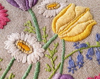 Pretty vintage linen mix needlepoint type design floral fabric 1M lengths 