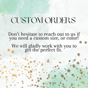 Puede incluir: Un fondo de acuarela con estrellas doradas y el texto "CUSTOM ORDERS" en negro. El texto debajo dice "No dudes en contactarnos si necesitas un tama&ntilde;o o color personalizado. &iexcl;Con gusto trabajaremos contigo para obtener el ajuste perfecto!"