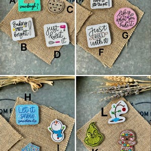 Puede incluir: Un conjunto de 13 parches para planchar con varios dise&ntilde;os y lemas. Los parches est&aacute;n sobre un fondo de arpillera. Algunos de los parches incluyen: "Why you so sourdough?", "Baking Spirits Bright", "Just Beat It", "Just Roll With It", "Life is What You Bake It", "Let It Snow Somewhere Else", y un mu&ntilde;eco de nieve.