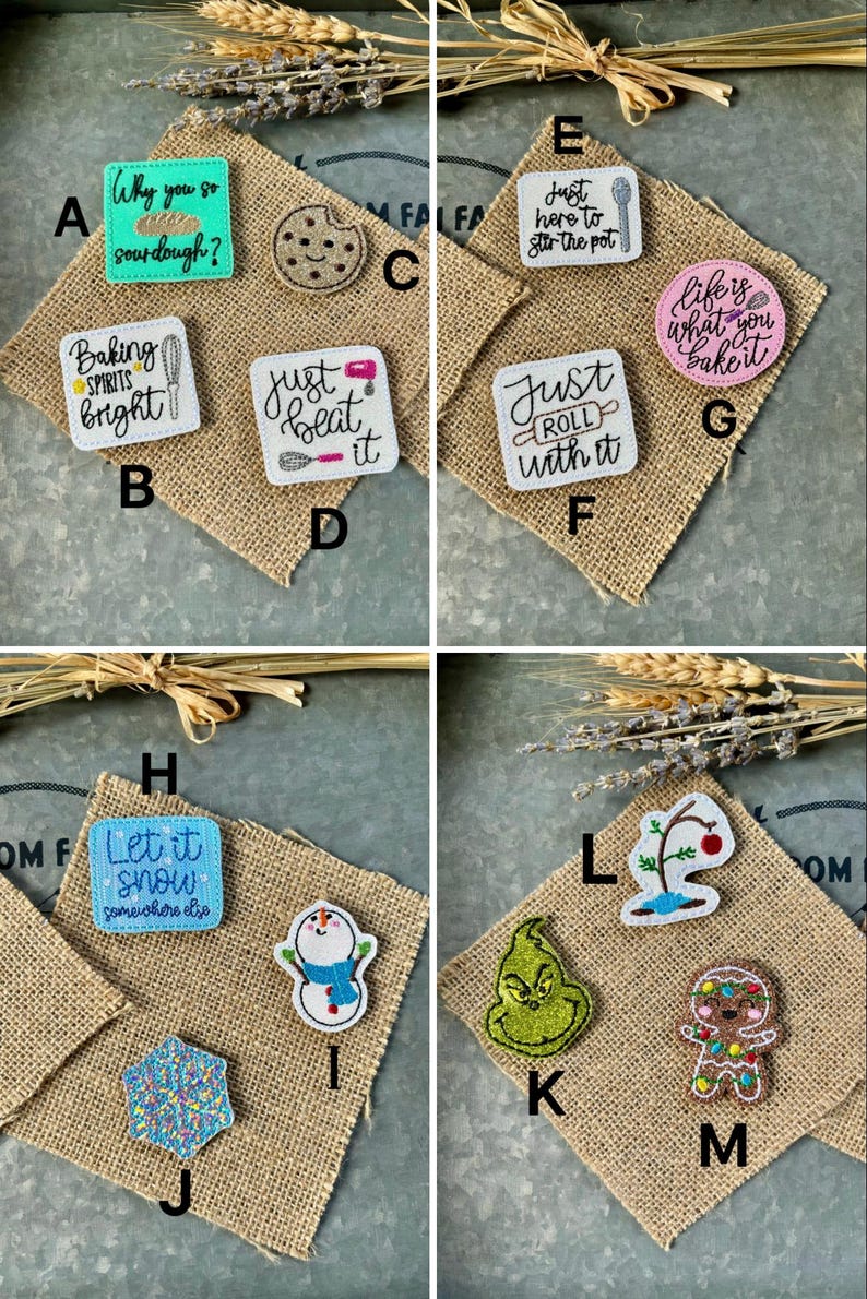Puede incluir: Un conjunto de 13 parches para planchar con varios dise&ntilde;os y lemas. Los parches est&aacute;n sobre un fondo de arpillera. Algunos de los parches incluyen: "Why you so sourdough?", "Baking Spirits Bright", "Just Beat It", "Just Roll With It", "Life is What You Bake It", "Let It Snow Somewhere Else", y un mu&ntilde;eco de nieve.