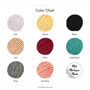 Puede incluir: Carta de colores que muestra muestras de hilo en varios colores, incluyendo crudo, amarillo, negro, yute, gris, vino, brisa marina y rosa t&eacute;. La carta tambi&eacute;n incluye el texto "Mid Michigan Made".