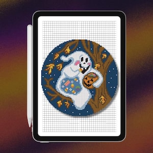 Peut inclure: Une tablette numérique affichant un modèle de point de croix représentant un fantôme blanc aux joues roses tenant un seau citrouille rempli de bonbons. Le fantôme est devant un arbre brun sur un fond bleu foncé avec des feuilles jaunes.