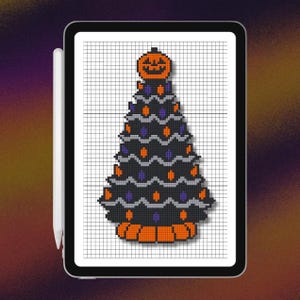 Puede incluir: Una tableta digital que muestra un patrón de arte de píxeles de un árbol de Navidad negro decorado con luces naranjas y moradas, rematado con una calabaza de Halloween y sobre una base con forma de calabaza en un fondo de cuadrícula.