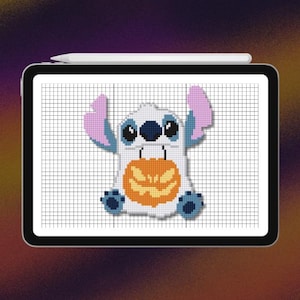 Puede incluir: Una tableta digital que muestra un patrón de pixel art de una criatura azul y blanca con orejas grandes que sostiene una calabaza naranja con una cara tallada. El diseño está sobre un fondo de cuadrícula blanca y un lápiz óptico blanco arriba.