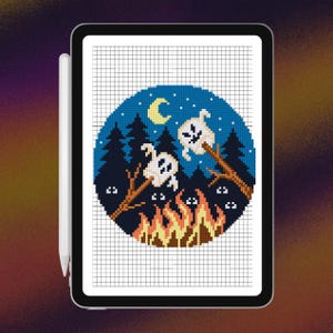 Könnte beinhalten: Ein digitales Tablet mit einem Kreuzstichmuster, das zwei weiße Geister zeigt, die auf Stöcken über einem Lagerfeuer rösten. Die Szene zeigt einen dunkelblauen Nachthimmel mit einem gelben Halbmond, dunklen Kiefern sowie orangefarbenen und gelben Flammen.