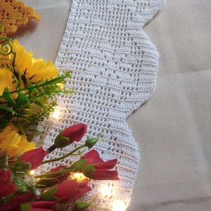 Pizzo sottile bianco all'uncinetto, Pizzo fatto a mano per decorare, Nastro fatto a mano all'uncinetto