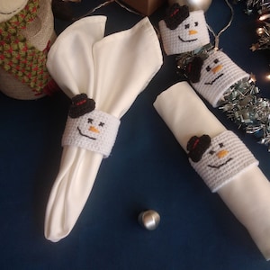 Set di 4 o 6 anelli per tovaglioli a forma di pupazzo di neve, anelli per tovaglioli natalizi, anelli per tovaglioli bianchi all'uncinetto,