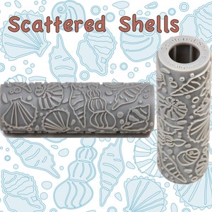 Può includere: Un rullo testurizzato grigio con un disegno di conchiglie sparse. Il rullo è etichettato "Scattered Shells".