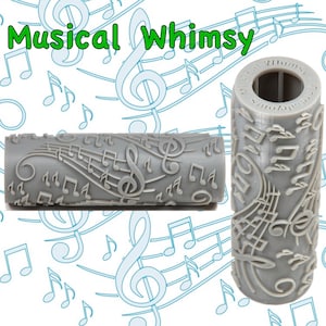 Op de afbeelding: Een grijze verfroller met een ontwerp van muzieknoten en een solsleutel. De roller is 23 cm lang en heeft een diameter van 3,8 cm. De roller bevindt zich op een witte achtergrond met blauwe muzieknoten.