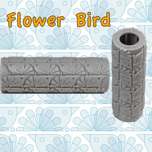 Può includere: Mattarello grigio con un motivo ripetitivo di uccelli e fiori stilizzati. Il mattarello è etichettato "Flower Bird" sul lato.