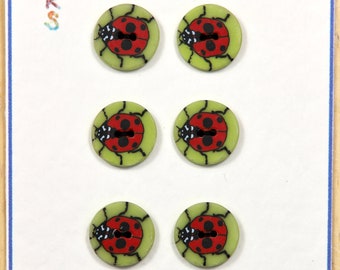 Boutons coccinelle 13 mm - lot de 6. Petits boutons coccinelle en pâte polymère. Boutons pour enfants.