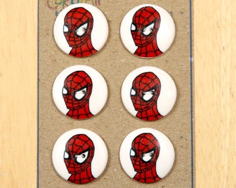 Boutons Spiderman - lot de 6 boutons en pâte polymère de forme bombée. Boutons super-héros de 19 mm et 22 mm de diamètre.