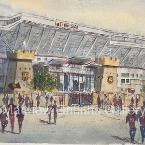 Puede incluir: Una pintura de acuarela del estadio del West Ham United, también conocido como el estadio de Londres, con aficionados caminando hacia la entrada. El estadio es una gran estructura moderna con un techo gris y una fachada roja y blanca. Los aficionados llevan los colores del equipo, granate y azul.