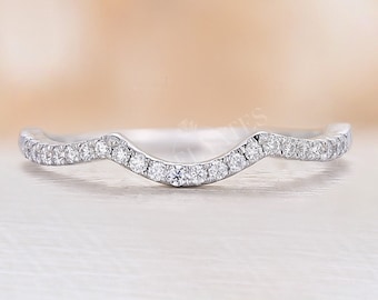 Vigselring i vitt guld med böjd diamant, vintage-motiv, Moissanitring, unik brudtärning med matchande art déco-ring, löfte, jubileumsring