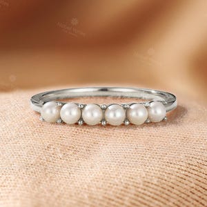 繊細なアコヤ真珠の結婚指輪：純金製、6月の誕生石リング、重ね付け可能な女性用結婚指輪