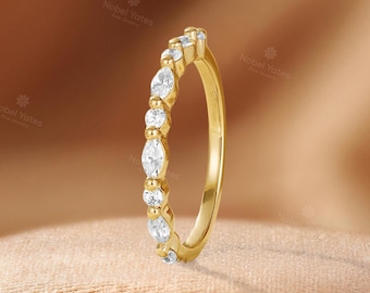 Vigselring med labbodlad diamant eller moissanit, halv alliansring i 18 karat guld, matchande ring