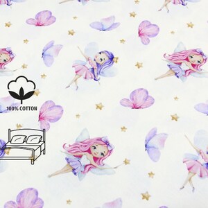 Puede incluir: Tela blanca con un patrón repetitivo de hadas, mariposas y estrellas. Las hadas llevan vestidos rosas y morados y tienen el pelo largo y suelto. Las mariposas son moradas y rosas. Las estrellas son doradas. La tela es 100% algodón.