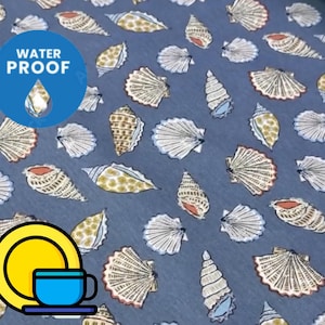 Puede incluir: Tela azul con un patrón de conchas blancas y marrones. La tela es impermeable. El texto "WATER PROOF" está impreso en un círculo blanco con una gota de agua azul.