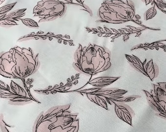 Mantel grande impermeable con flores de algodón rosa sobre fondo crema.
