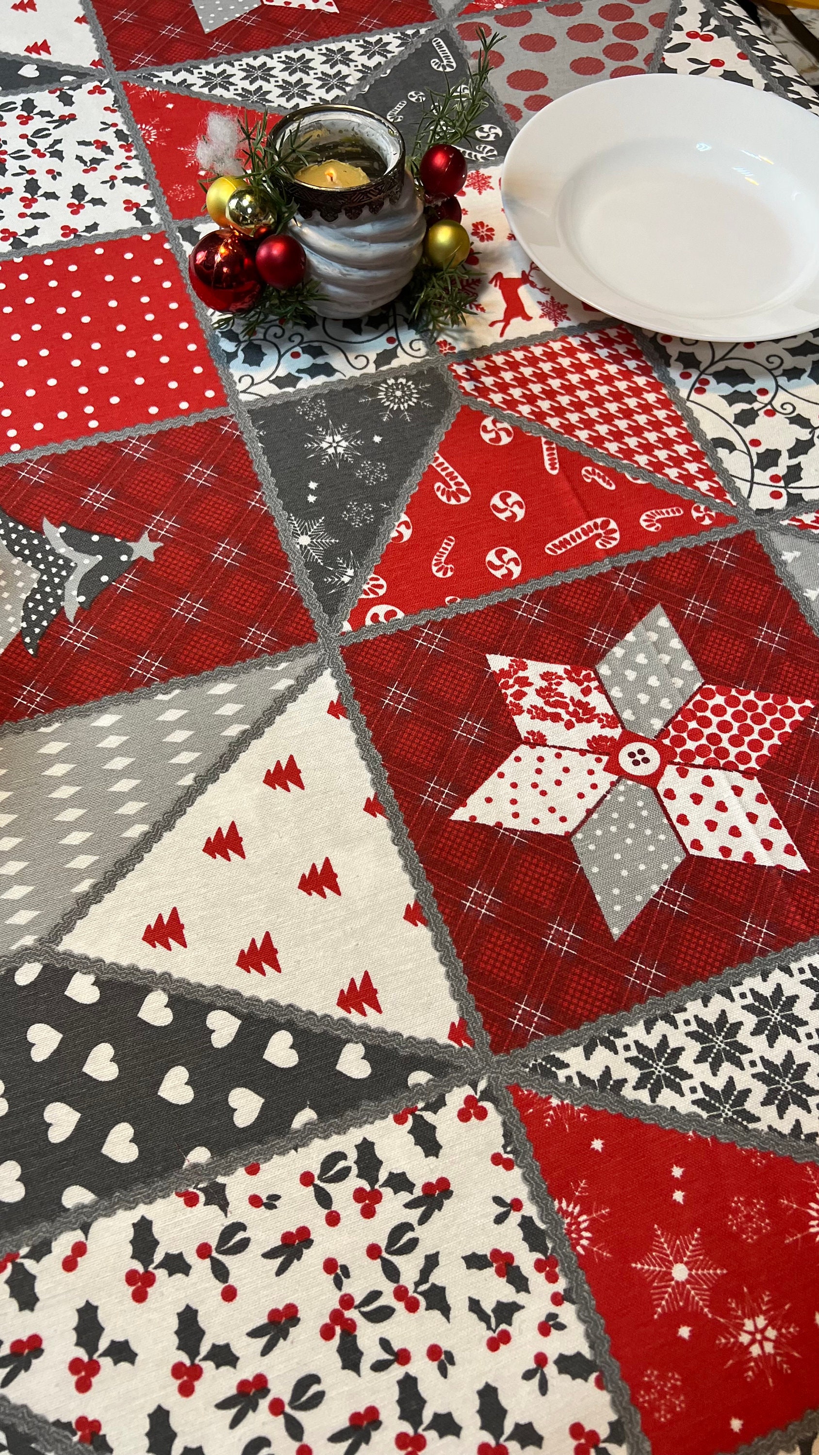 Weihnachtstischdecke Aus Kunststoff – 137 X 274 Cm – Schneemann Motiv – Rot – Einweg & Wasserdicht – Für Weihnachtsfeiern, Familienessen & Partys – Innen & Außen Geeignet