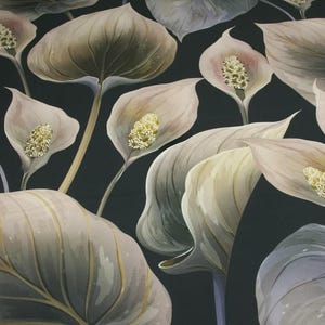 Puede incluir: Un patrón floral con calas estilizadas y hojas grandes en tonos crema, gris y verde oliva sobre un fondo oscuro. Las flores tienen centros amarillos y las hojas tienen vetas sutiles.