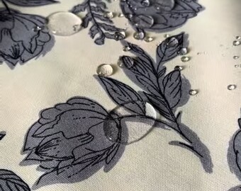 Mantel impermeable denim jeans algodón flores sobre fondo crema