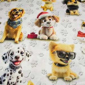 Peut inclure: Impression textile avec des chiens de dessins animés dans diverses poses. Un golden retriever porte des lunettes de soleil et un bandana bleu. Un dalmatien sourit, et un chiot porte un bonnet de Père Noël. Fond blanc avec empreintes de pattes.
