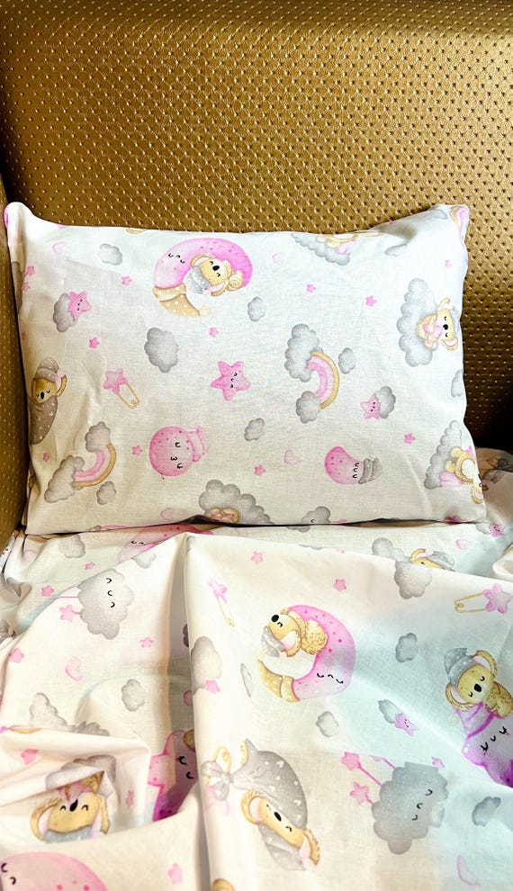 Funda de almohada rosa para recién nacidos con animales durmiendo