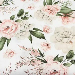 Könnte beinhalten: Ein weißer Stoff mit einem floralen Muster mit rosa und grünen Aquarellblumen. Die Blumen sind Pfingstrosen und andere kleine Blumen. Der Hintergrund ist weiß.