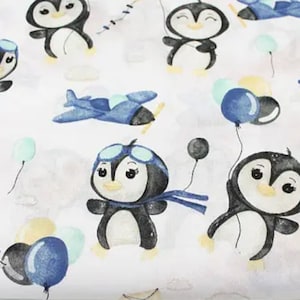 Może przedstawiać: Biały materiał z powtarzającym się wzorem pingwinów w okularach lotniczych trzymających balony. Pingwiny latają samolotami i latawcami. Tło jest białe z jasnoniebieskimi chmurami.