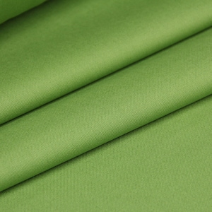 Pode incluir: Um close-up de um tecido verde liso. O tecido está dobrado ao meio, criando uma superfície macia e texturizada.