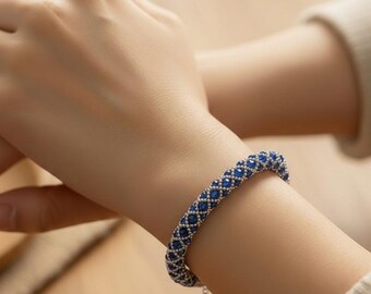 Handgefertigtes Perlenarmband aus Glasperlen – elegantes Schmuckarmband in Blau & Silber – Boho / Statement Armband
