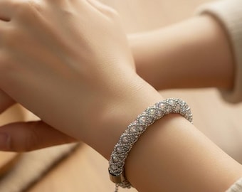 Handgefertigtes Perlenarmband aus Glasperlen – elegantes Schmuckarmband in Blau & Silber – Boho / Statement Armband