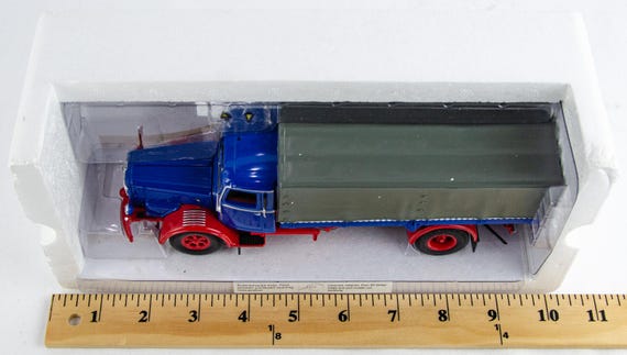 Minichamps 1:43 Scale Modell Büssing 8000S Canvas Diecast Model