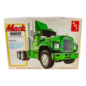 Vintage Original AMT T535 Mack R685ST Semi Truck Tractor 1:25 Scale Model Truck