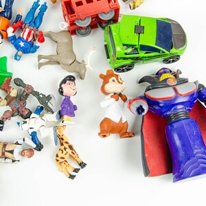 Lote de figuras de ação vintage: Superman, Star Wars, Snoopy, Vingadores, Capitão América imagem 5